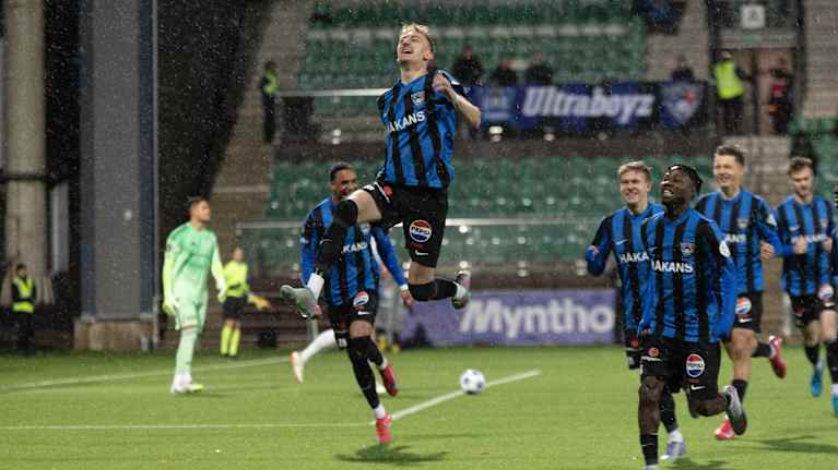 Interin Florian Krebs juhlii maaliaan.