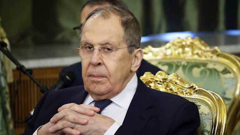 Sergei Lavrov istuu pidellen kämmeniään ristissä.