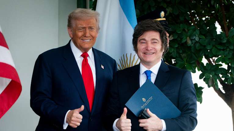 Trump ja Milei näyttävät peukkua, maiden liput taustalla, iloiset virneet molemmilla. 