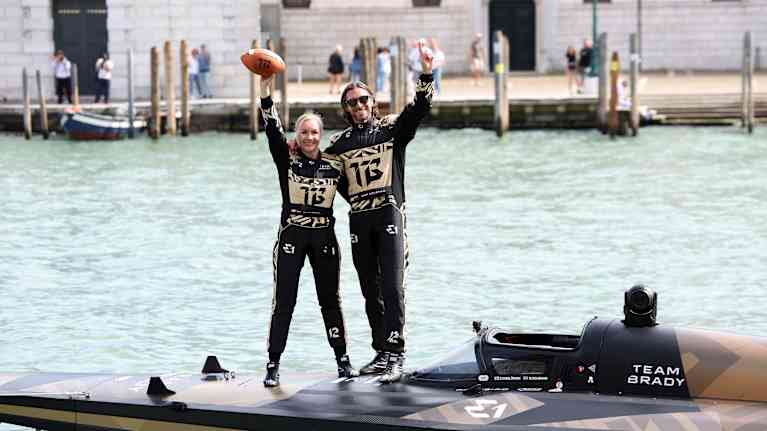 Emma Kimiläinen ja Sam Coleman tuulettavat veneen päällä.