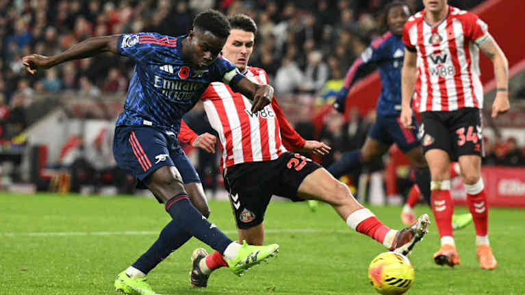 Bukayo Saka laukoo pallon maaliin.