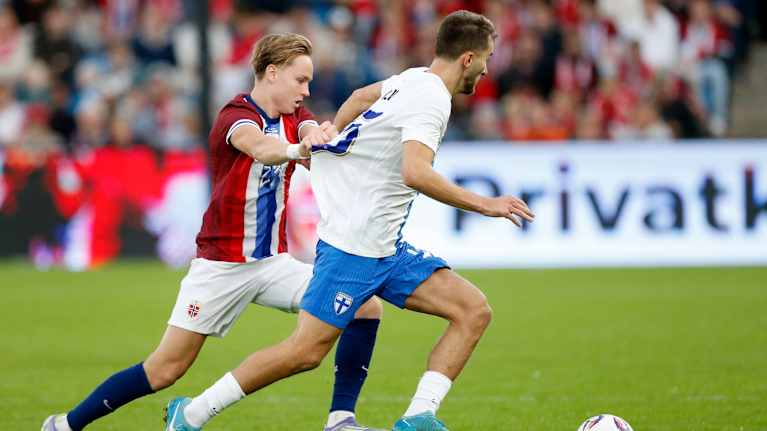 Andreas Schjelderup yrittää riistää palloa Adam Marhievilta.