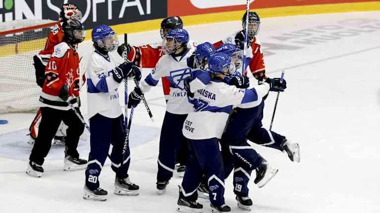 Suomen ringettemaajoukkueen pelaajat juhlivat maalia.