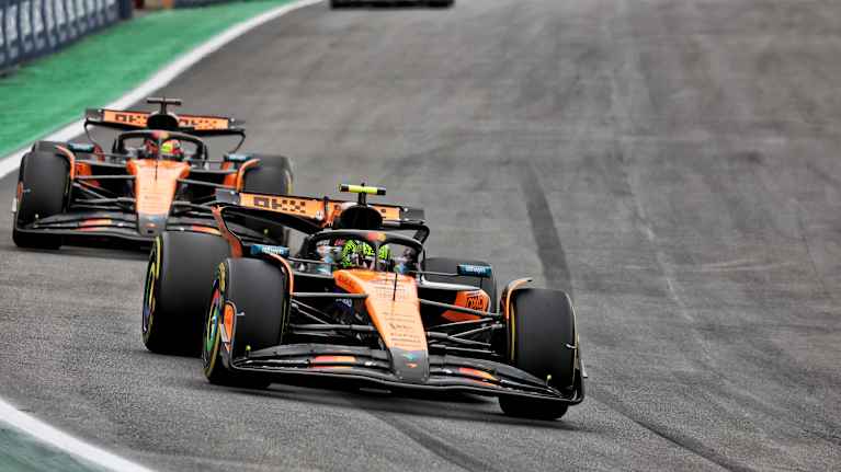 McLarenin Lando Norris ja Oscar Piastri kilpailun kärjessä.