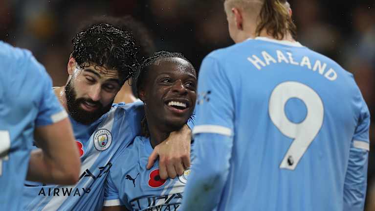 Manchester Cityn pelaajat kaulailevat maalin jälkeen.