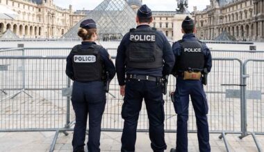 Louvren ryöstön yhteydessä kuvatun tyylikkään ”salapoliisimiehen” arvoitus selvisi - Yle