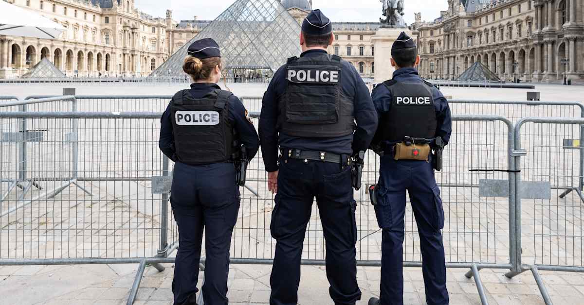 Louvren ryöstön yhteydessä kuvatun tyylikkään ”salapoliisimiehen” arvoitus selvisi - Yle