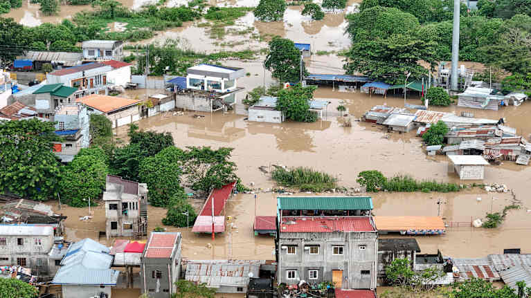 Tulvaveden valtaamia taloja kuvattuna Cagayanin provinssissa, Manilan pohjoispuolella.