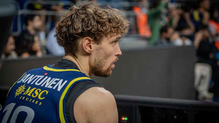 Koripallopelaaja Mikael Jantunen istuu vaihtopenkillä.