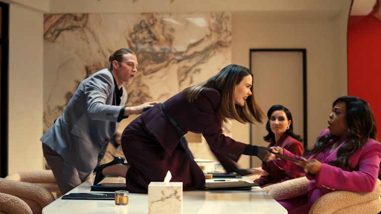 Still-kuva All's Fair -sarjasta. Nainen on noussut pöydälle vihaisena.