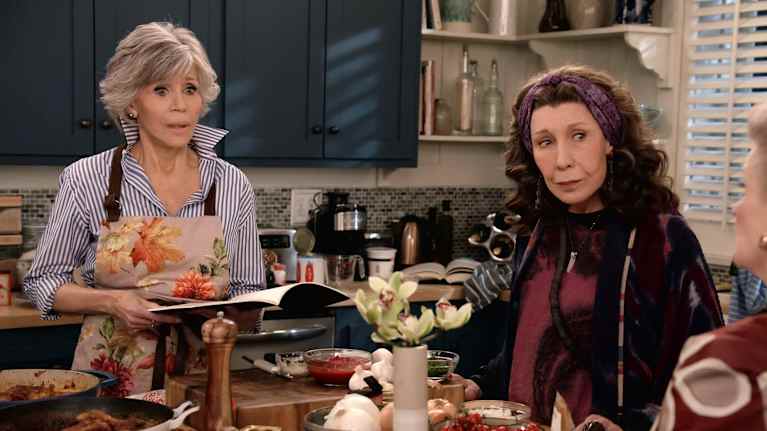  Jane Fonda ja Lily Tomlin Grace ja Frankie -TV-sarjan kohtauksessa.