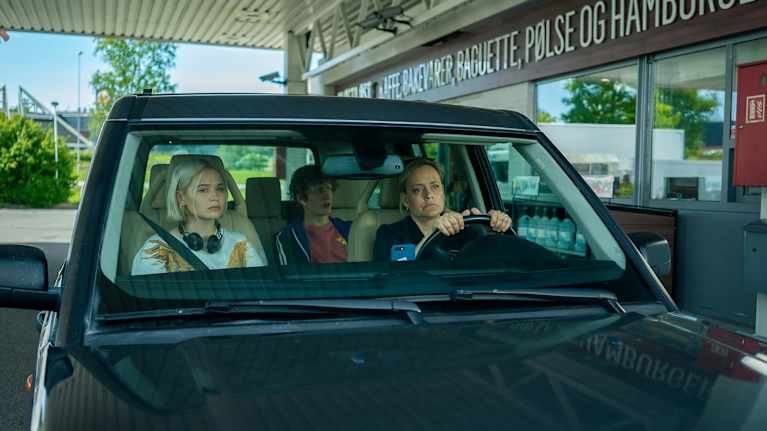 Vivild Falk Berg, Jon Ranes ja Henriette Steenstrup TV-sarja Pernillen kohtauksessa.