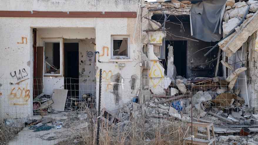 Talon rauniot täynnä luodinreikiä.