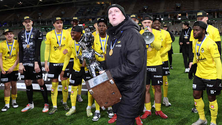 KuPS juhlii mestaruutta, pokaalia nostamassa päävalmentaja Jarkko Wiss.