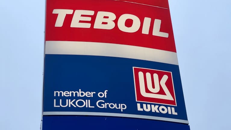 Teboil-brändin korkea mainostaulu, joka sisältää myös Lukoil Groupin jäsenyyden merkinnän.