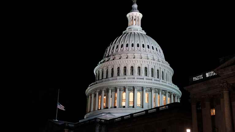Yhdysvaltain kongressin Capitol-rakennuksen kupolissa loistaa valot illan pimeydessä.