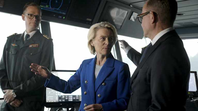 Ursula von der Leyen ja Petteri Orpo keskustelevat laivan ohjaamossa.