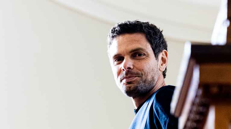 Peter Sarlin katsoo alaspäin kameraan.