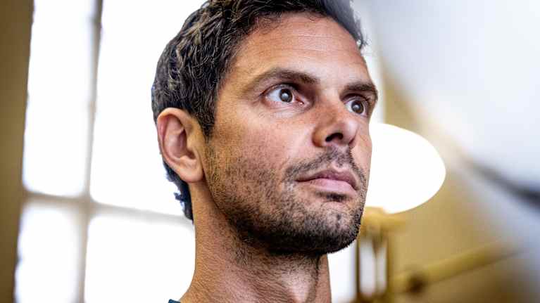 Peter Sarlinin kasvot kuvattuna läheltä hänen katsoessaan oikealle.