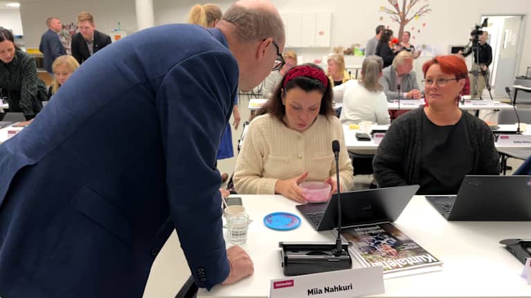 Kuvassa on kokoustilanne, jossa osallistujat keskustelevat tauolla vilkkaasti.