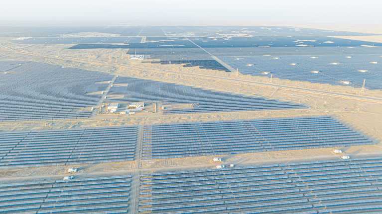 Ilmakuva valtavasta aurinkopaleelikentästä.