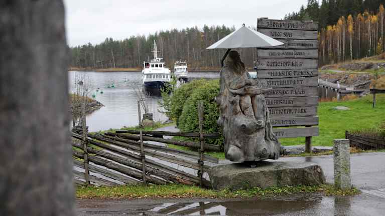 Kylpylähotelli Järvisydämen laiturissa on laivoja.