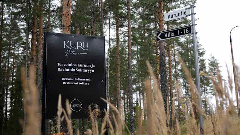 Järvisydämen alueella on Kuruntiestä ja huviloista kertovia opasteita.