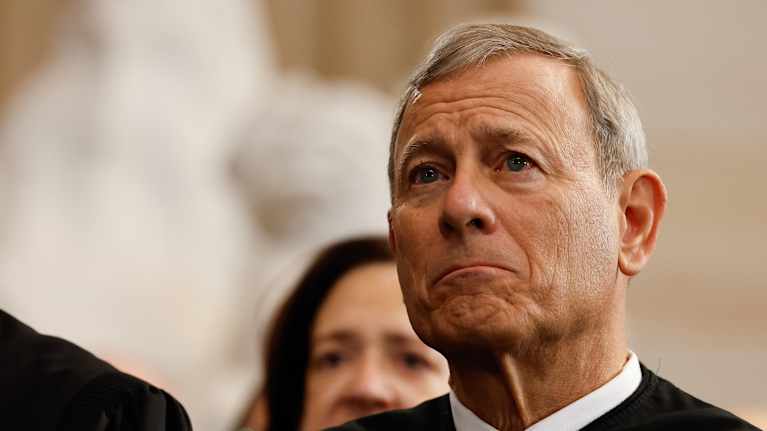 päätuomari John Roberts vakavan näköisenä tuomarin kaavussa. 