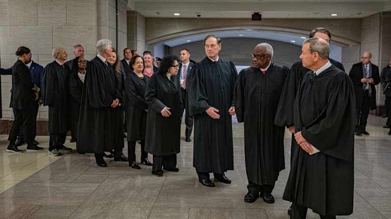 Korkeimman oikeuden tuomareita jonossa tuomareiden kaavuissaan. 