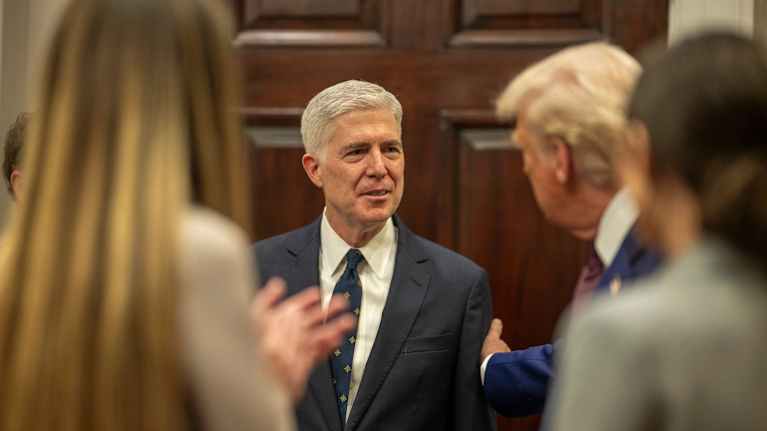 Tuomari Neil Gorsuch ja Trump tervehtivät. 