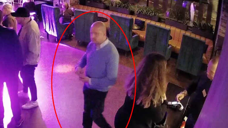 Timo Vornanen Ihkun sisällä valvontakameran tallenteella. 