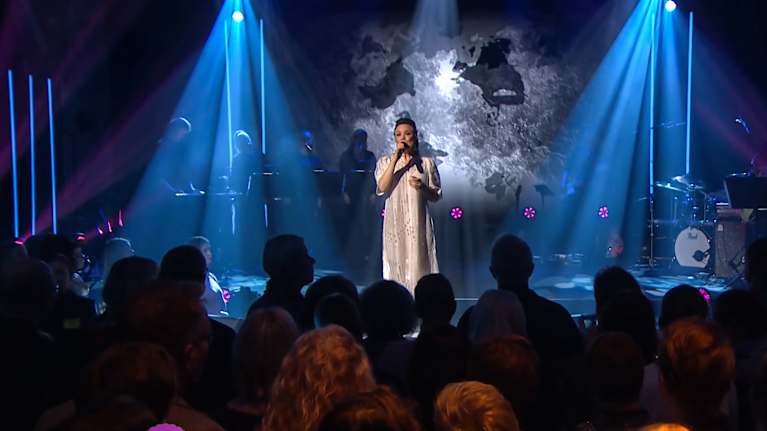 Apua sodan lapsille tukikonsertti, lavalla Emma Salokoski.