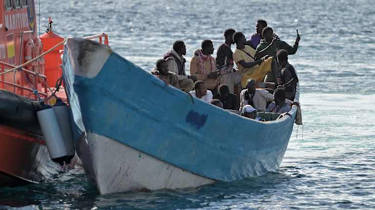 Turvapaikanhakijoita veneessä El Hierron saarella Kanariansaarilla Espanjassa.