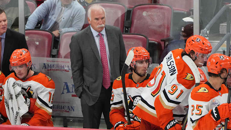 Anaheimin päävalmentaja Joel Quenneville katselee jäälle ottelussa Floridaa vastaan lokakuussa 2025.