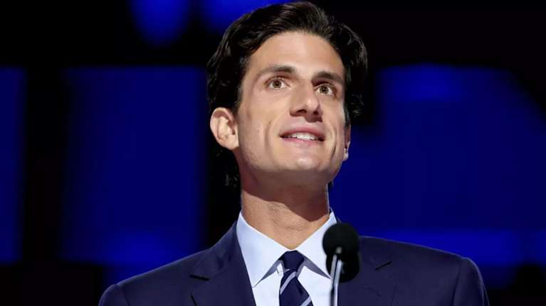 Jack Schlossberg katsoo kaukaisuuteen. Tausta on hyvin tumma.