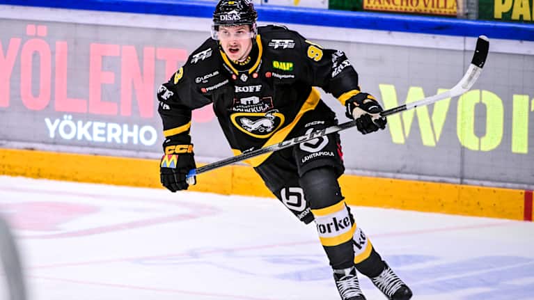 Kärppien Matyas Kantner jäällä.