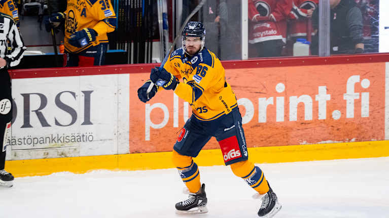 Lukon kapteeni Eric Gélinas jäällä.