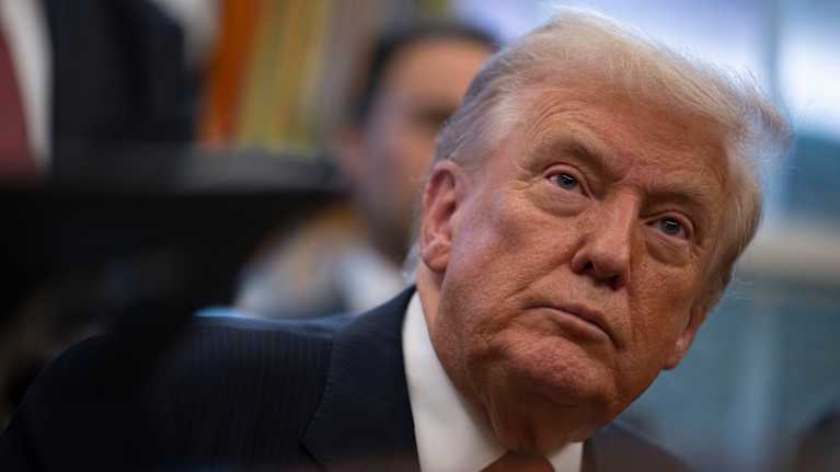 Donald Trump istuu tuolilla.