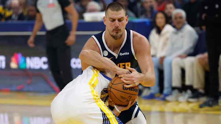 Nikola Jokic tavoittelee palloa koripallo-ottelussa.