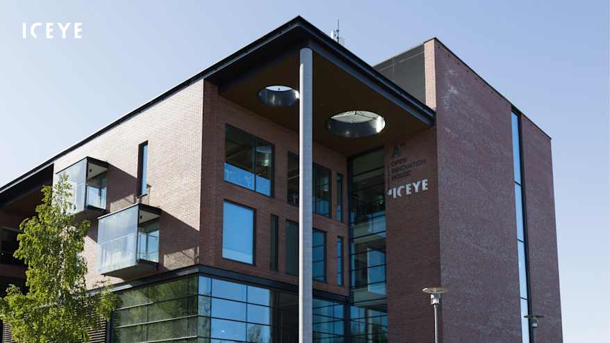 Punatiilinen monikerroksinen toimistotalo, jossa on isot ikkunat ja seinässä teksti Iceye.