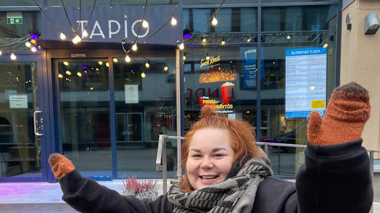 Laura Piiroinen elokuvateatteri Tapion edessä.