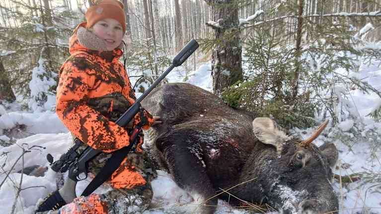 Enonkoskelainen Miisa Heikkinen, 12, ampui hirven isänsä välittömässä valvonnassa hirvijahdissa.