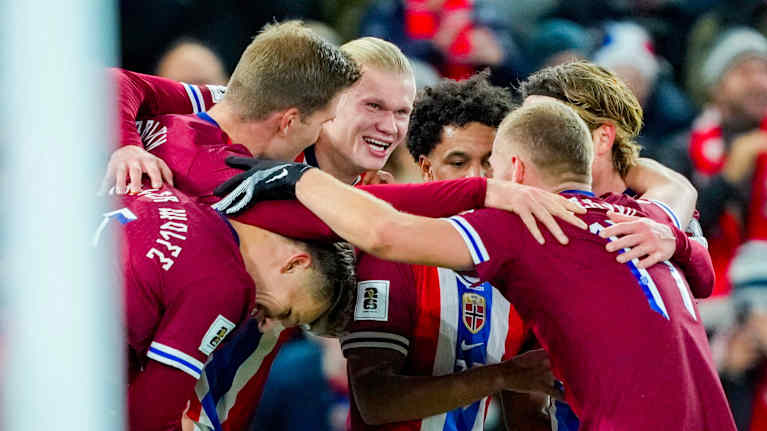 Norjan maajoukkue juhlii Erling Haalandin johdolla 4–0-maalia.