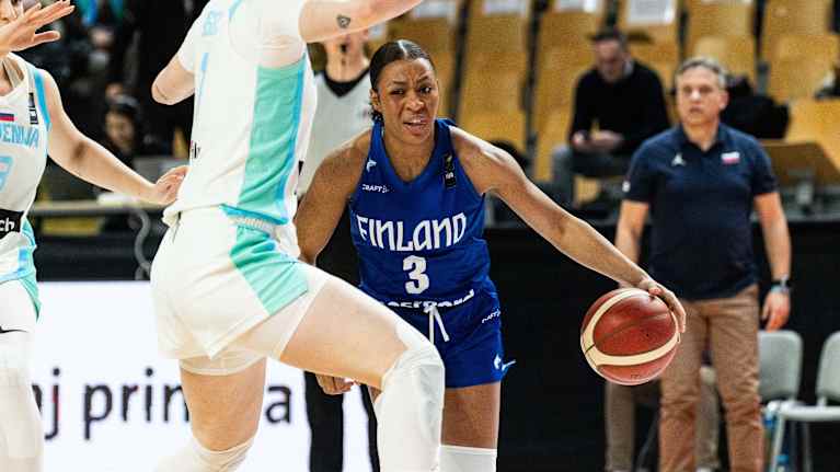 Sara Bejedi yrittää ohittaa puolustajaa pallon kanssa.