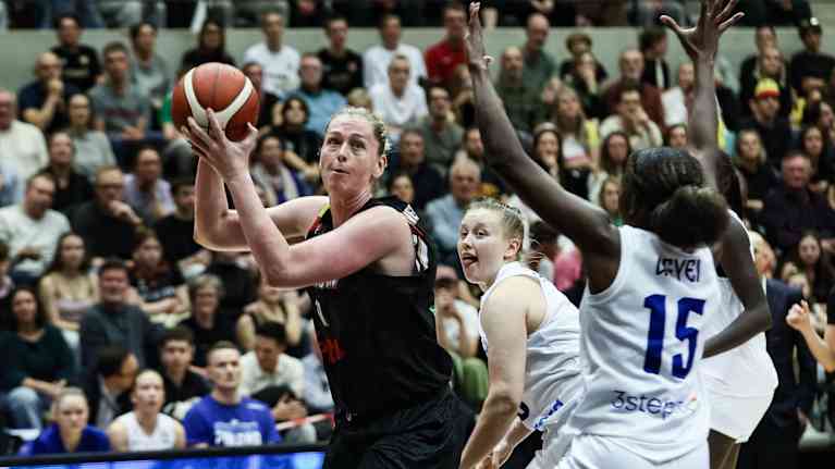 Emma Meesseman yrittää koria Suomea vastaan.