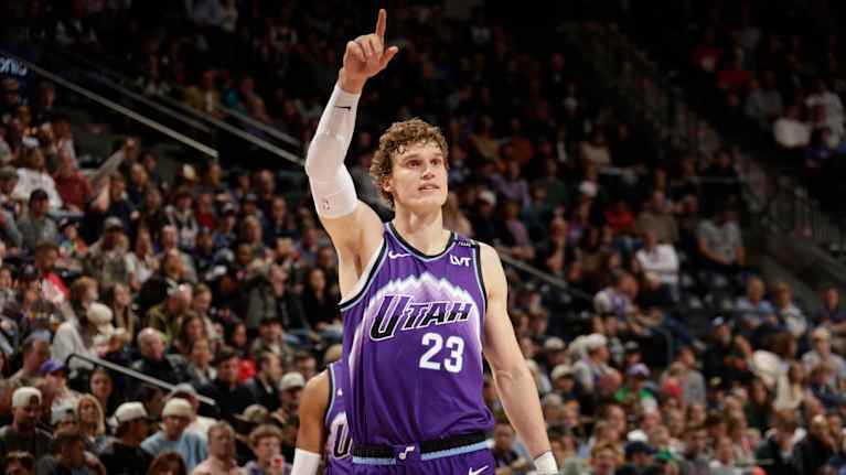 Lauri Markkanen juhlii Atlantaa vastaan koriaan.