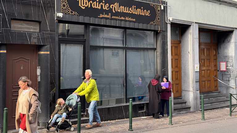 Ihmisiä kävelee kirjakaupan edustalla.