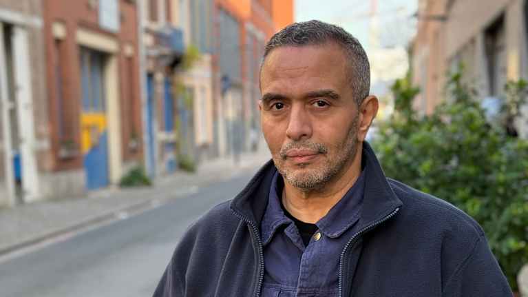 Nuoriso-ohjaaja Bachir M'Rabet kuvattuna kadulla Molenbeekissa.