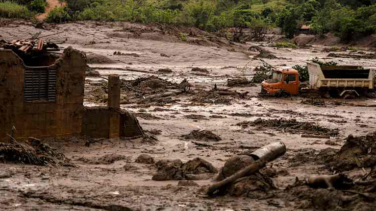 Mutavyöry Brasiliassa tapahtuneen ympäristökatastrofin jälkeen, kuorma-auto juuttuneena mutaan.