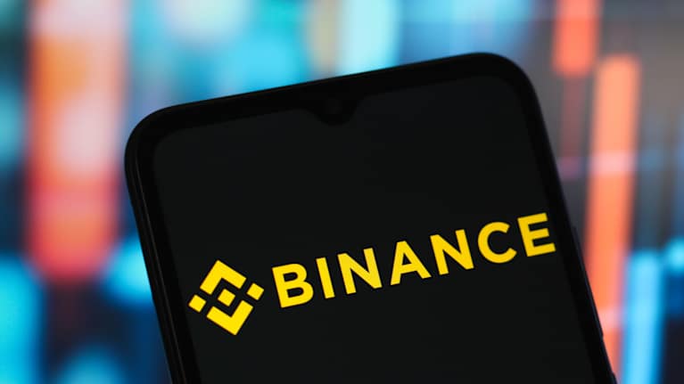 Kryptopörssi Binancen logo kännykässä